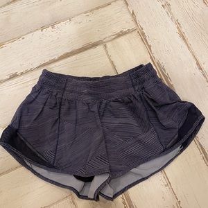 Lululemon Hotty Hot Low Rise shirt 2.5”